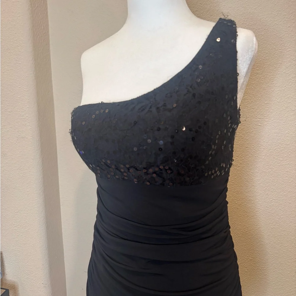 Elegant Black Sequined One-Shoulder Dress - Picture 2 of 5